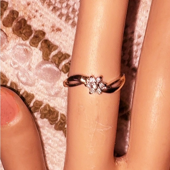 Elegant solid 10k yellow Gold Floral Ring - Picture 4 of 10